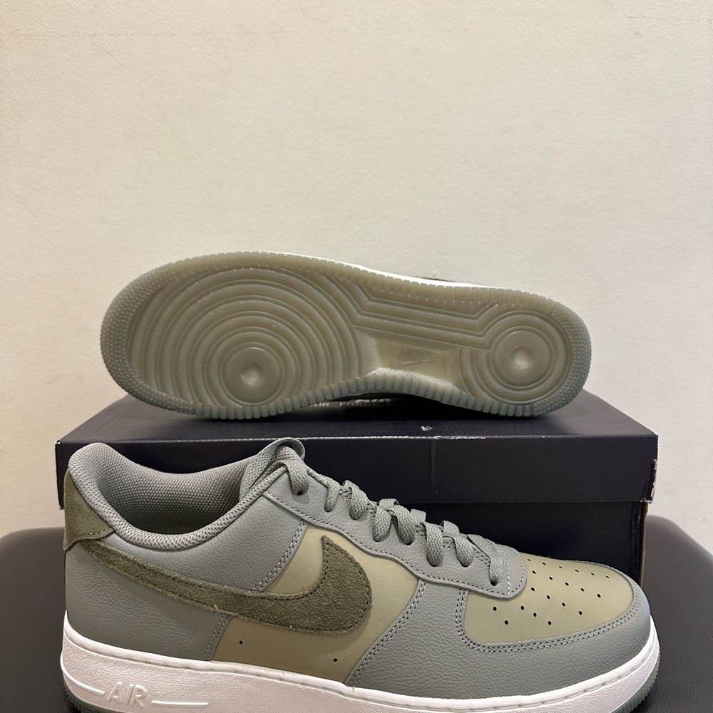 NIB MenNike Air Force 1 '07 LV8 Low Dark Stucco Medium Olive Sneakers FJ4170 002 - Picture 4 of 6